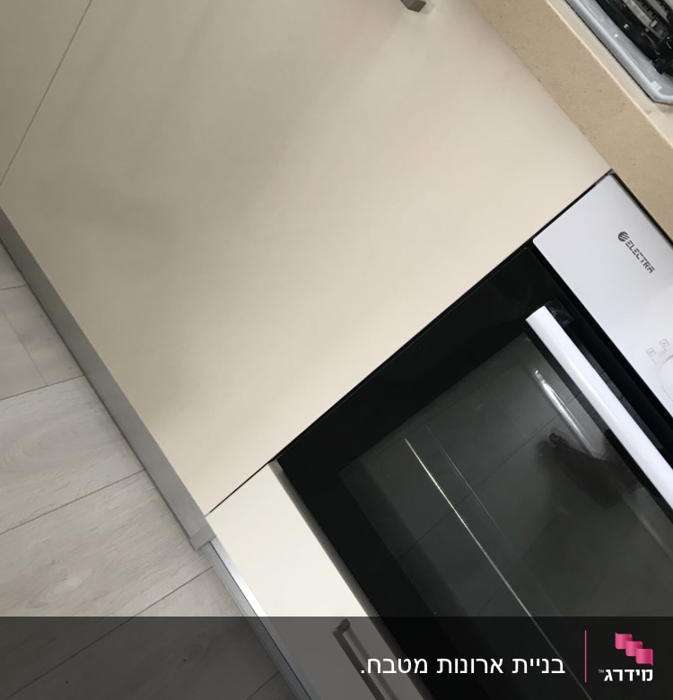 ארון מטבח עם ידית מתכת ותנור בילט אין